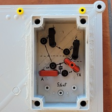 geöffnete Steckbox mit den Kurzschlussbrücken zur Konfiguration